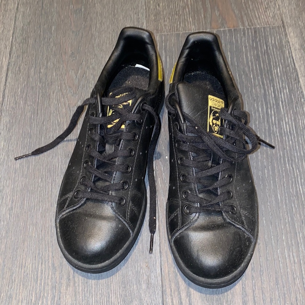 BLACK ADIDAS STAN SMITH